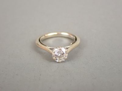 une bague de fiançailles ornée d'un seul diamant au centre