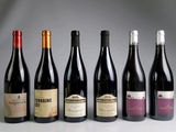 plusieurs bouteilles de vin sont alignées sur une table