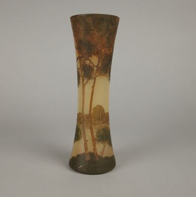 un vase orné d'un motif représentant des arbres