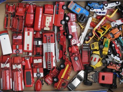 une boîte remplie de camions de pompiers et de camions miniatures