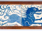 a picture of a blue and white tile with a picture of a lion on it