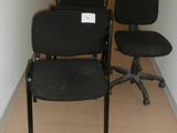 deux chaises de bureau noires placées l'une à côté de l'autre dans un couloir