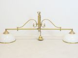 deux lampes posées sur une table dans une pièce