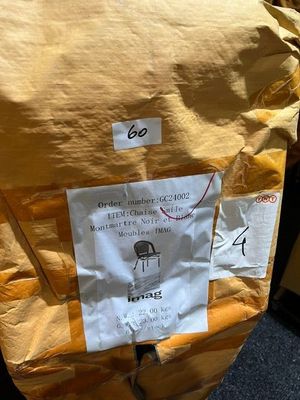 un sac de provisions posé sur une table