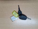 une clé de voiture et une pile posées sur une table