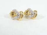 une paire de boucles d'oreilles en or et diamants