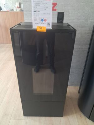 un réfrigérateur noir posé dans une pièce, avec une étiquette de prix dessus