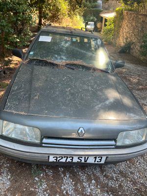 une voiture sale garée sur le bord de la route
