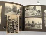 un livre contenant des photos de personnes et de bâtiments