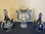 trois vases posés sur une table l'un à côté de l'autre