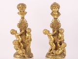 paire de figurines anciennes en bronze représentant des chérubins, posées sur des socles en marbre