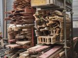 un gros tas de bois entreposé dans un entrepôt
