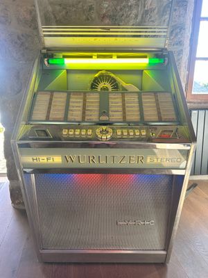 un juke-box posé sur un parquet