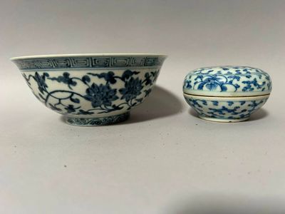paire de bols en porcelaine chinoise bleue et blanche avec couvercle