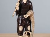 une figurine représentant un homme et un chien posée sur une table