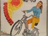 une affiche représentant une femme à vélo, posée par terre