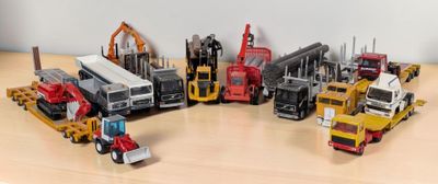 de nombreux camions miniatures alignés sur une table