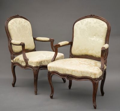 paire de fauteuils de style Louis XV à accoudoirs rembourrés