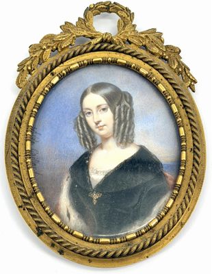 portrait d'une femme en robe noire dans un cadre doré