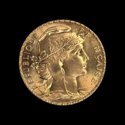 Gros plan sur une pièce d'or ornée d'une tête de femme