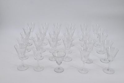 un assortiment de verres à vin transparents posés sur une table blanche