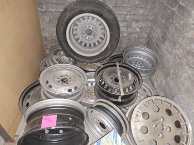 un tas de jantes et de pneus par terre