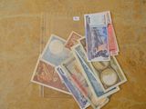 une liasse de billets posée par terre à côté d'une paire de ciseaux