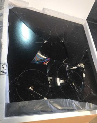 une photo d'une boîte contenant un équipement électronique quelconque