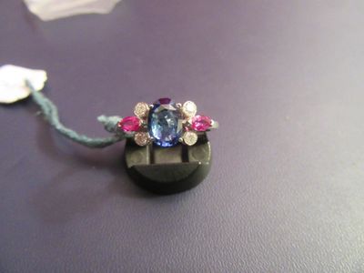 un collier orné d'une pierre bleue et de pierres roses