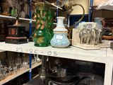 une étagère sur laquelle sont posés de nombreux objets en verre