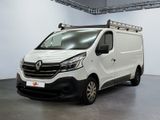 La camionnette blanche est garée dans une grande pièce.