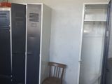 deux casiers et une chaise dans une petite pièce