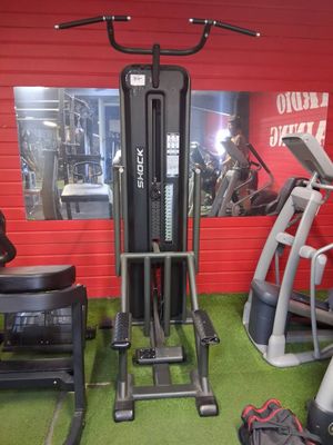 une image d'une salle de sport avec des équipements