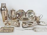 beaucoup d'objets en argent qui se trouvent sur la table