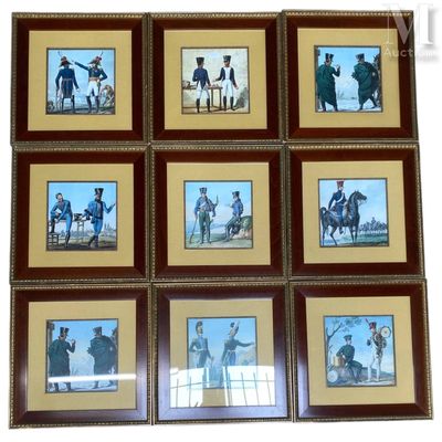neuf photos encadrées d'hommes en uniforme accrochées au mur