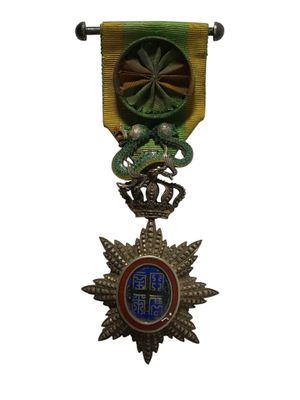 une image représentant une médaille ornée d'une étoile et d'un ruban