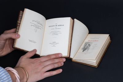 une personne qui tient un livre dans ses mains