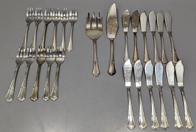 beaucoup de fourchettes et de cuillères en argent sur la table