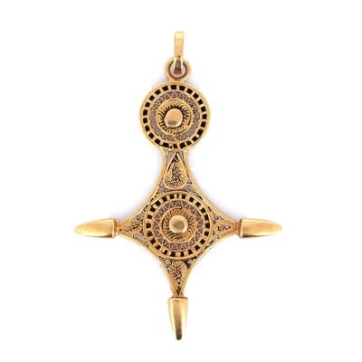 une image représentant un pendentif en forme de croix en or sur fond blanc