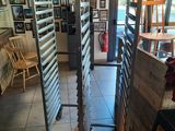 une photo d'un restaurant avec plusieurs casseroles posées sur une étagère