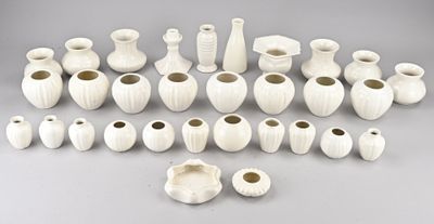 beaucoup de vases blancs posés sur une table