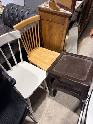 many chairs and a table in a room