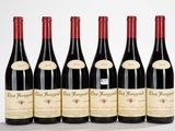 six bouteilles de vin rouge sont alignées
