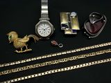 de nombreux bijoux en or et en argent posés sur une table noire