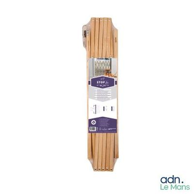 un gros plan sur un paquet de baguettes en bambou sur fond blanc