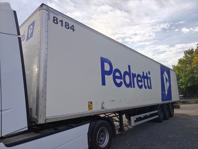 un camion semi-remorque garé dans un parking