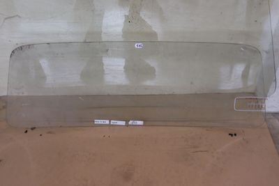 Quelqu'un prend une photo d'une vitrine en verre dans une pièce.