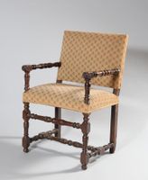 Chaise à bras en noyer tourné, les pieds réunis par une entr…