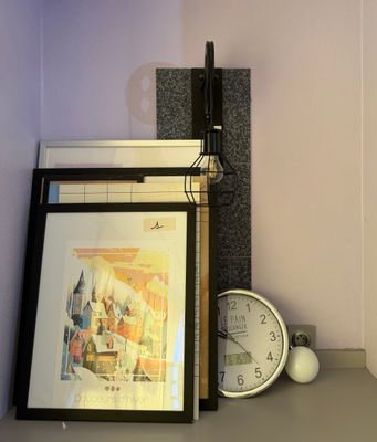 une photo d'une horloge et une photo posée sur une étagère
