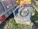 un camion équipé d'une pompe à essence à l'arrière